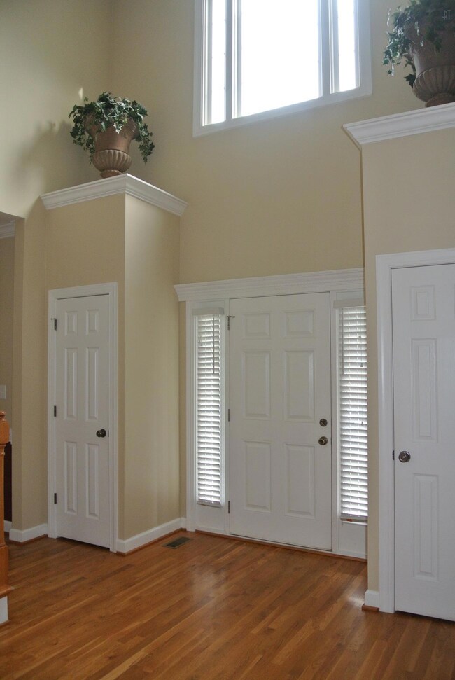2-STORY FOYER