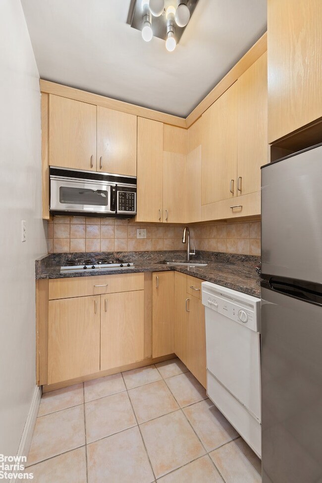 345 E 52nd St unit 9-A, New York, NY 10022 - photo 5