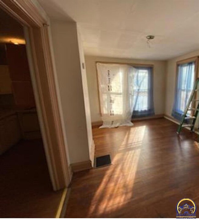 722 SW 8th Ave, Topeka, KS 66603 - photo 3