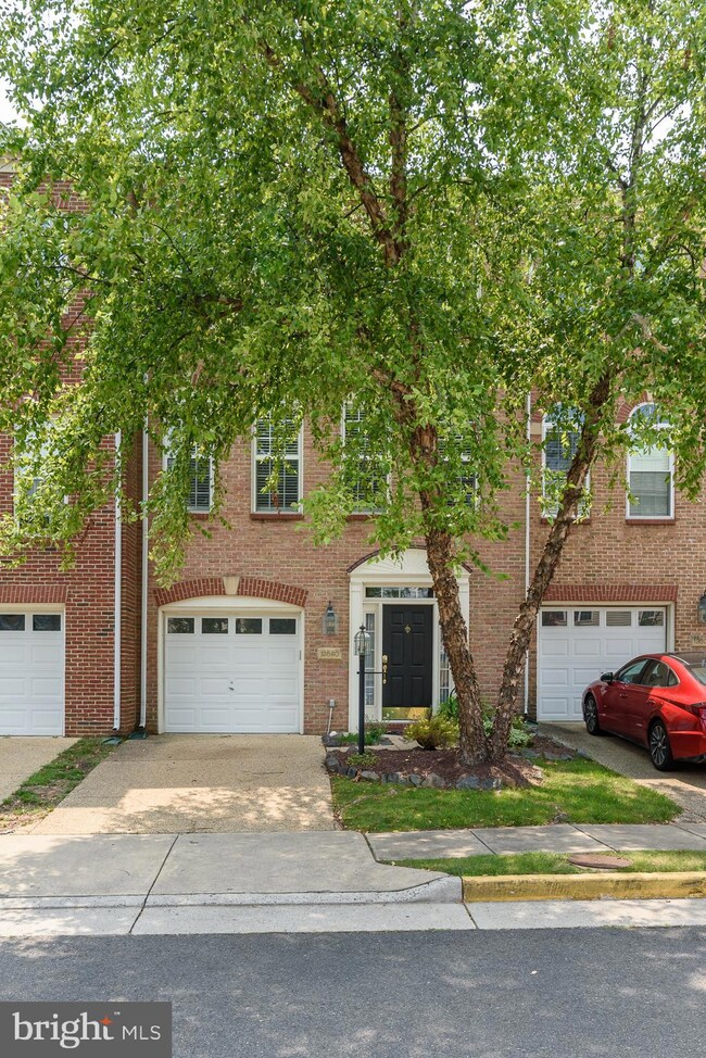 13640 Flying Squirrel Dr, Herndon, VA 20171 - photo 2