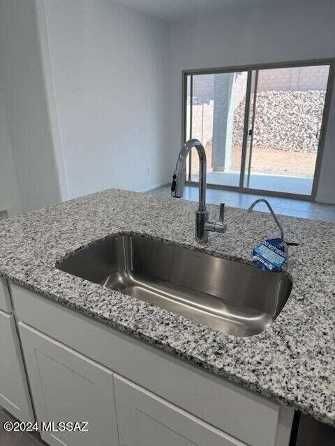 H40I Kitchen sink in island