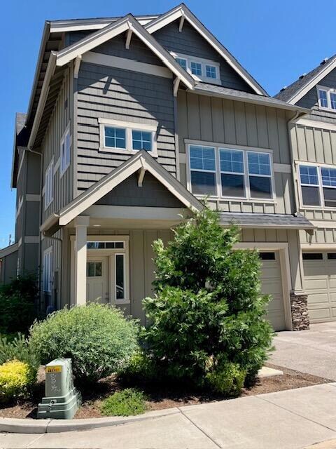 1044 SE Leonel Ln, Bend, OR 97702 - photo 2