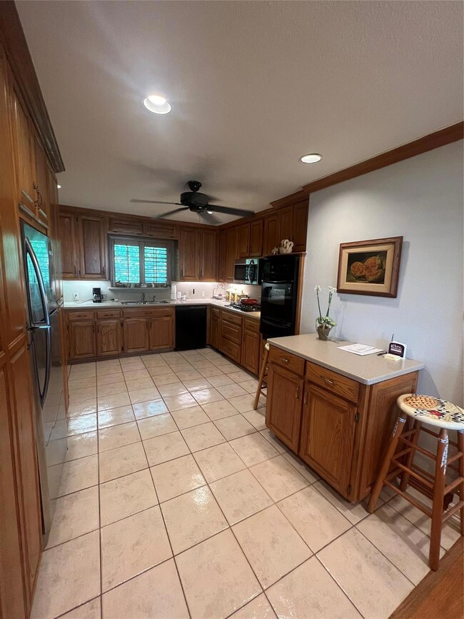 Kitchen with sink, dishwashing machine, crown mold