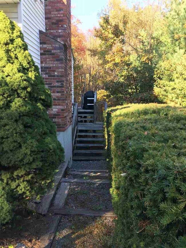 28 Justin Cir unit 11/58/16, Londonderry, NH 03053 - photo 4