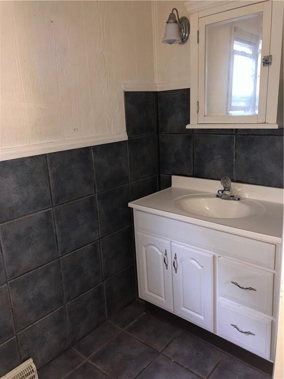 Master Bedroom 1 Half Bath!