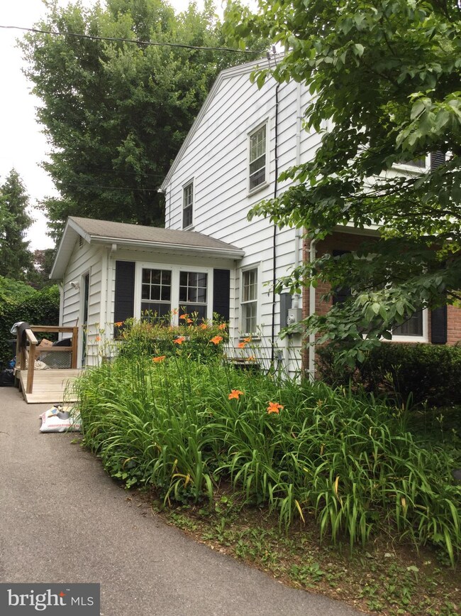 82 Ewing St, Berkeley Springs, WV 25411 - photo 2