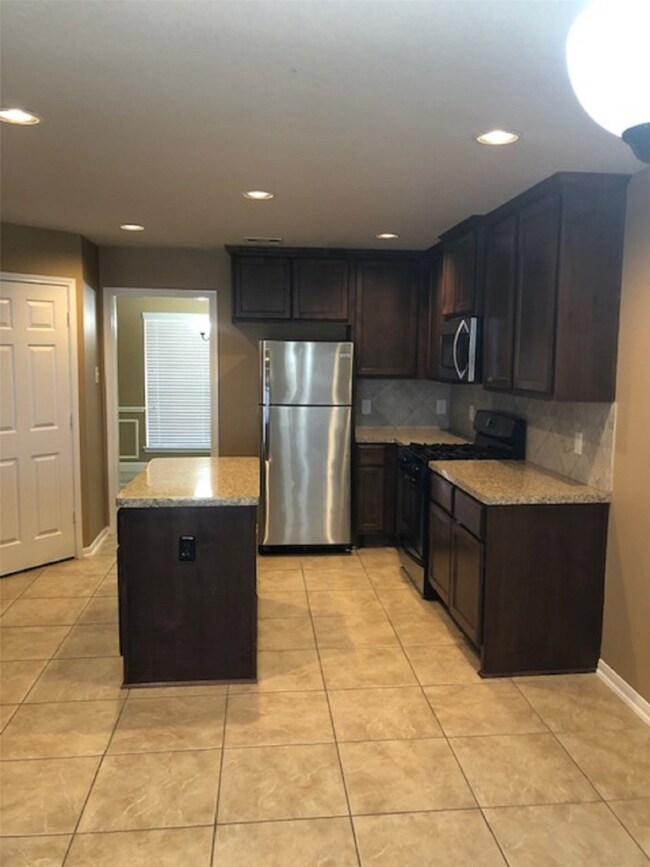 2015 Golden Creek Ln, Richmond, TX 77469 - photo 6