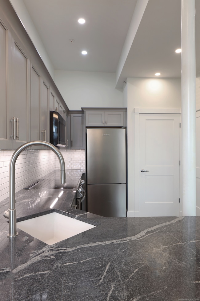 Riverbank Luxury Apartments, New London, CT 06320 - photo 4