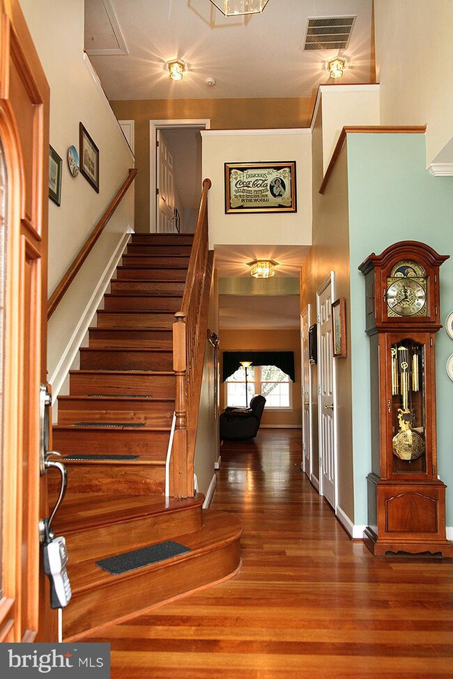 472 Hawkridge Ln, Sykesville, MD 21784 - photo 2