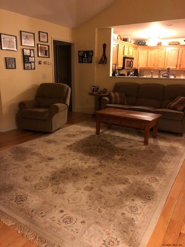 8 Garnet Ln, Schenectady, NY 12302 - photo 4