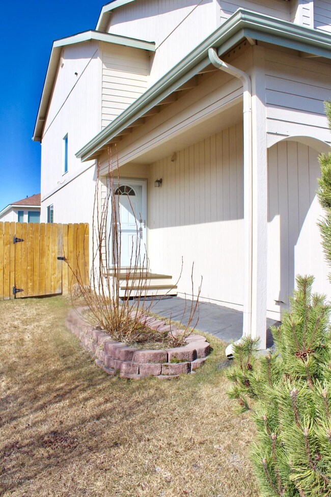 Landscaped lawn w/covered front entry