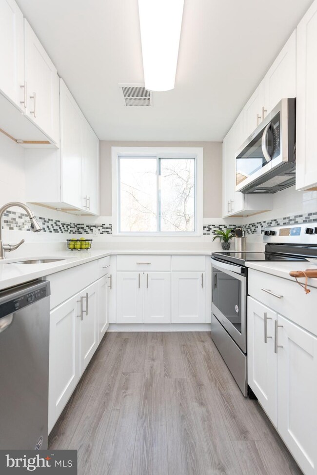 8684 Brae Brooke Dr, Lanham, MD 20706 - photo 7