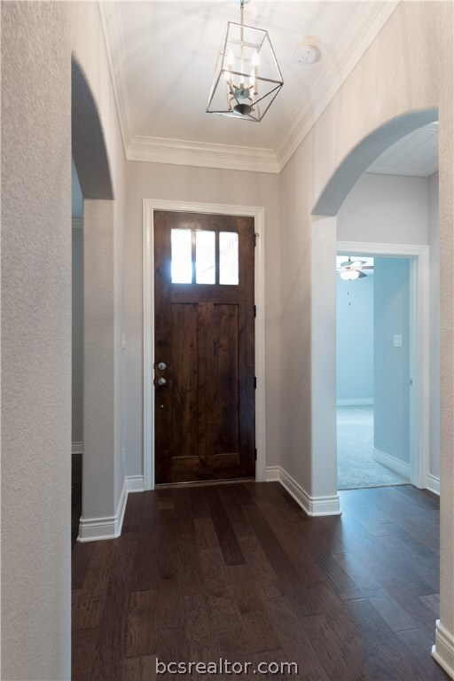 Separate foyer, and look at that front door, warmt