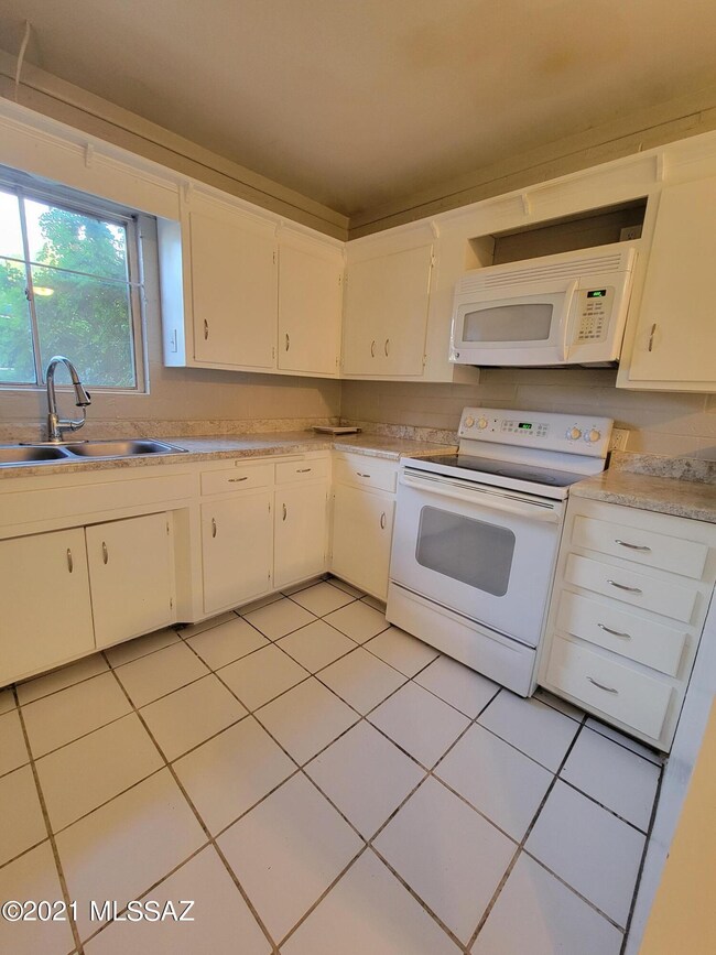Kitchen2 - 5901 N Oracle Rd 31