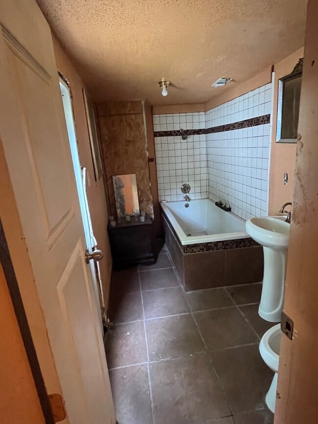 6020 Shotwell St, Houston, TX 77028 - photo 4