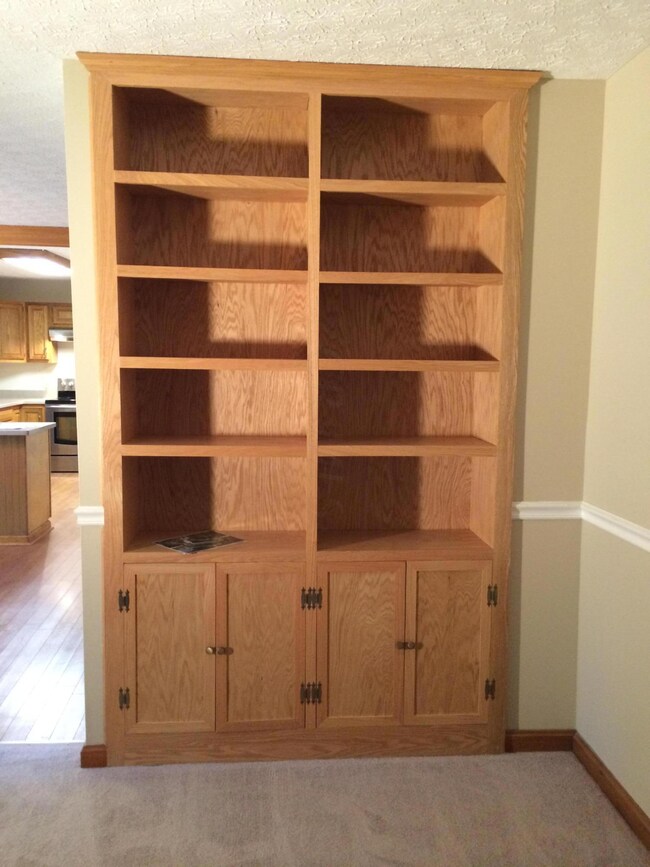 Pine_Meadow_Rd_Family_room_shelves