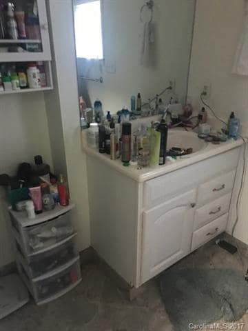 336 Sundown: Full bath (there is a half bath off t