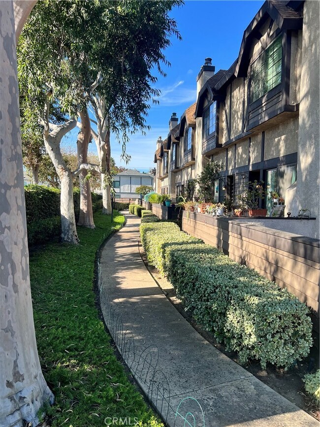 19230 Wyandotte St unit 14, Reseda, CA 91335 - photo 2