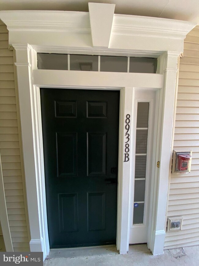 8938 Milford Haven Ct unit B, Lorton, VA 22079 - photo 2