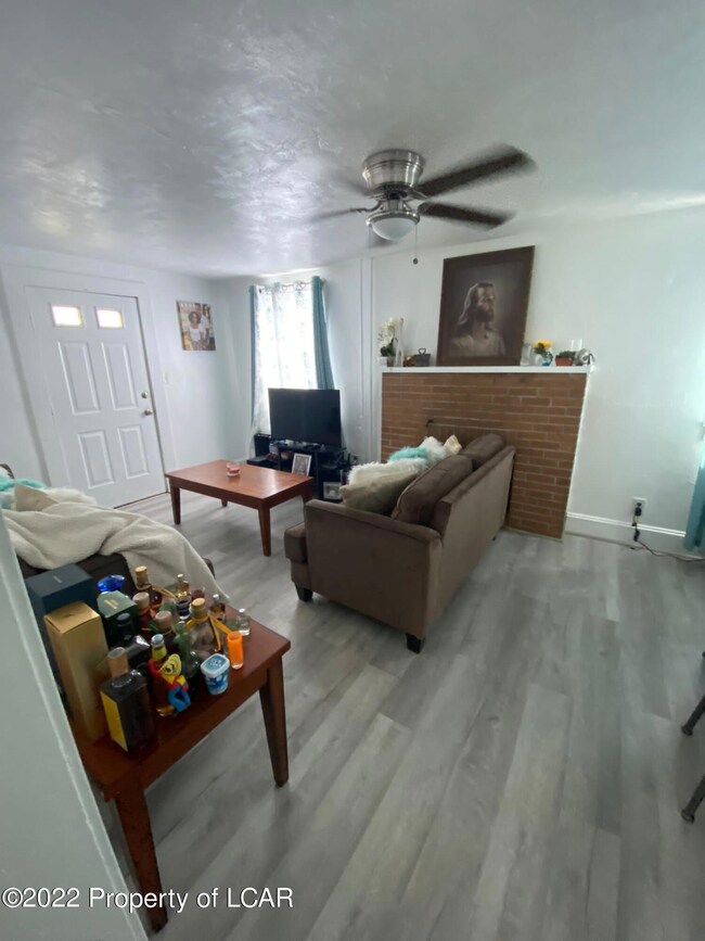 17 W OAK HAZ DIN. L.R. jpg