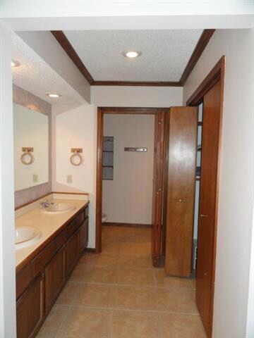 double vanity, walk in closet