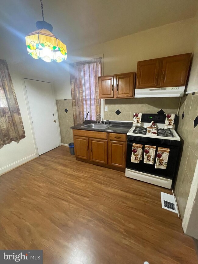 31 Leonard Ave, Camden, NJ 08105 - photo 5