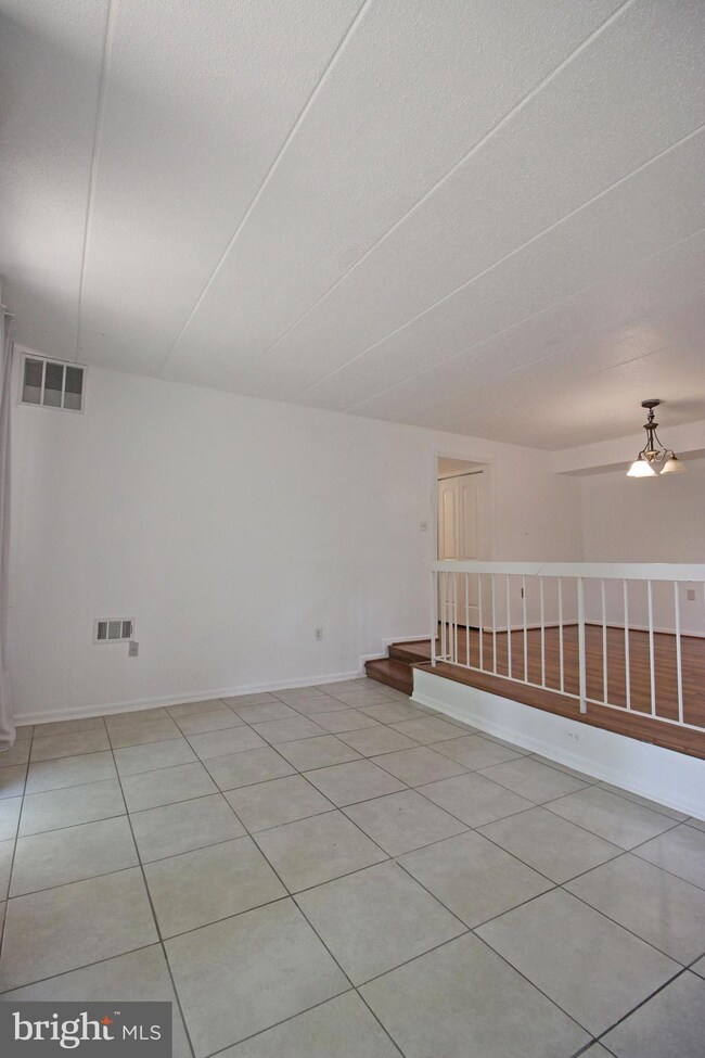 11607 Windbluff Ct, Reston, VA 20191 - photo 6