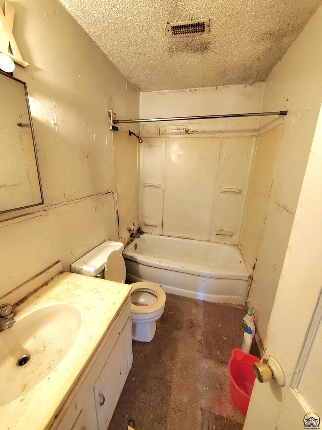 904 SE 33rd Terrace, Topeka, KS 66605 - photo 4