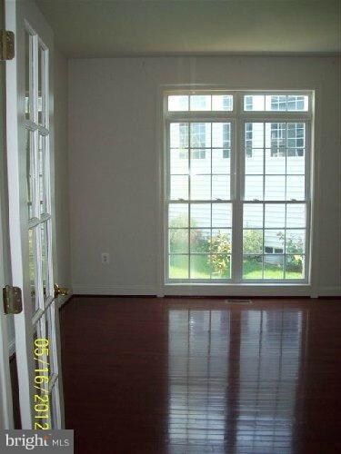 25705 Summerbank Ct, Chantilly, VA 20152 - photo 5