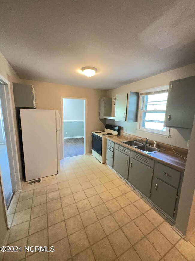 402 Dogwood Ln, Jacksonville, NC 28540 - photo 4