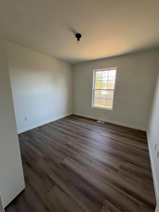 1044 S Missouri Ave, Springfield, MO 65807 - photo 6