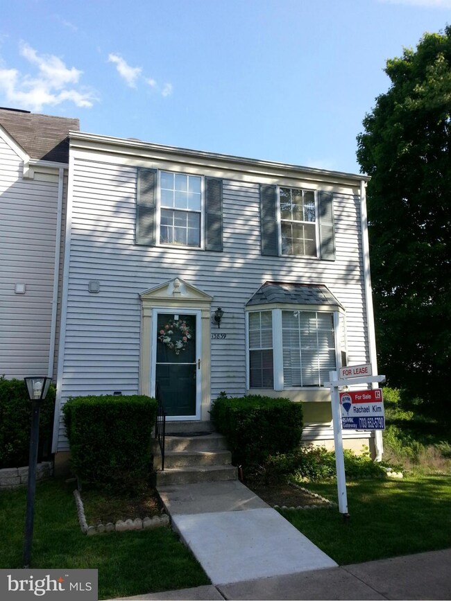 13839 Laura Ratcliff Ct, Centreville, VA 20121 - photo 2