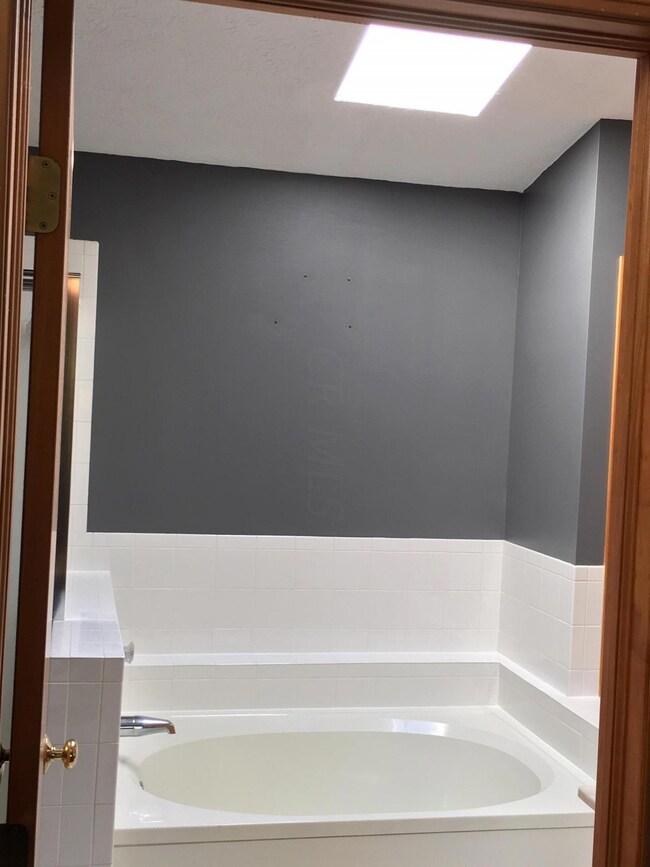 6946 Seafield Ct. tub Master Bath
