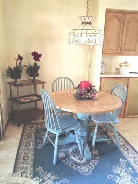 COZY EAT-IN KITCHEN AREA