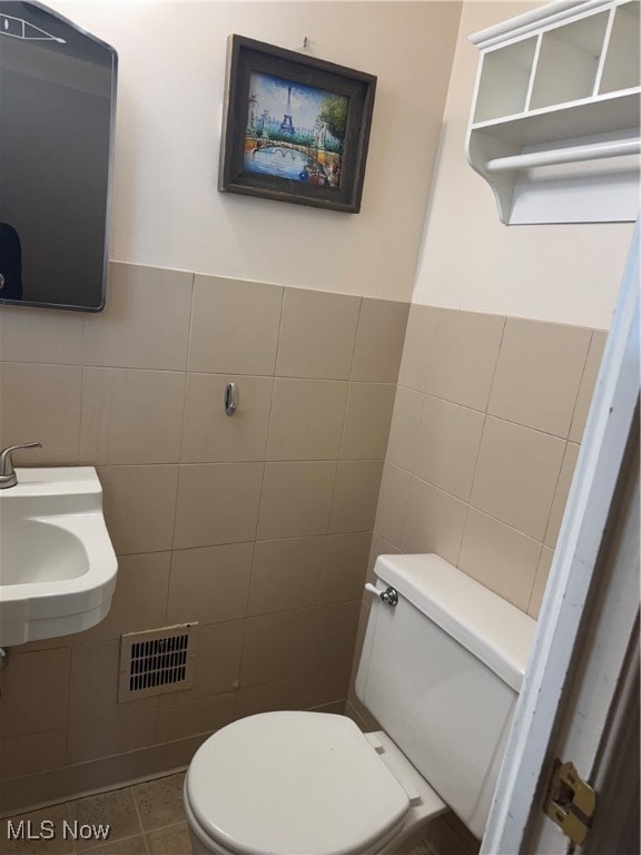 4345 Baintree Rd, Cleveland, OH 44118 - photo 7