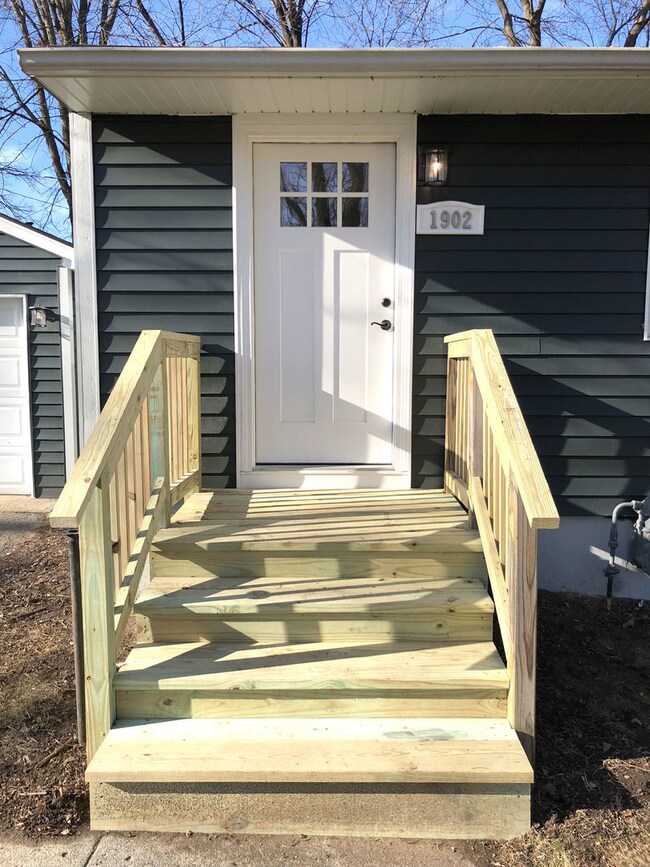 1902 Delaware Rd, Waukegan, IL 60087 - photo 2