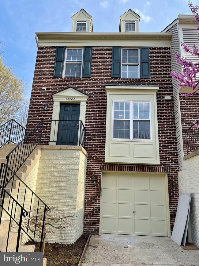 45606 Whitcomb Square, Sterling, VA 20166 - photo 2