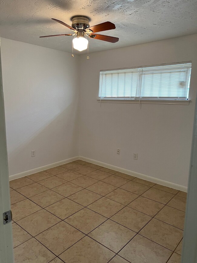 5136 Mallow St unit B, Houston, TX 77033 - photo 6