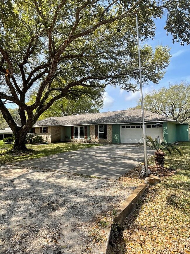 311 Ronald Ave, Bay City, TX 77414 - photo 2