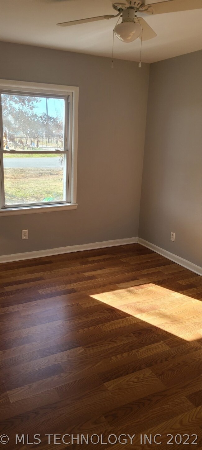 323 W Cherokee St, Sperry, OK 74073 - photo 2