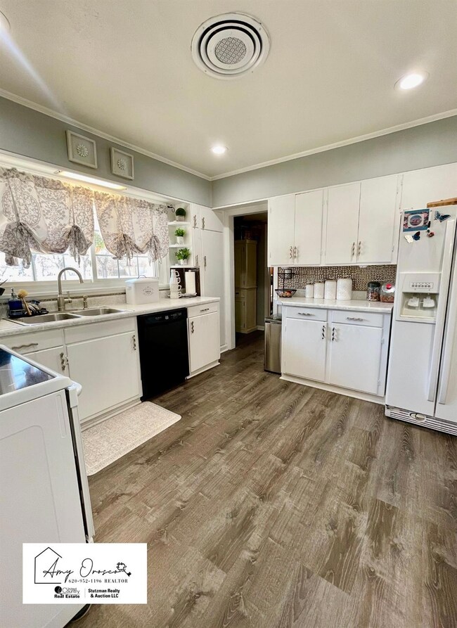 800 S Van Buren St, Hugoton, KS 67951 - photo 5