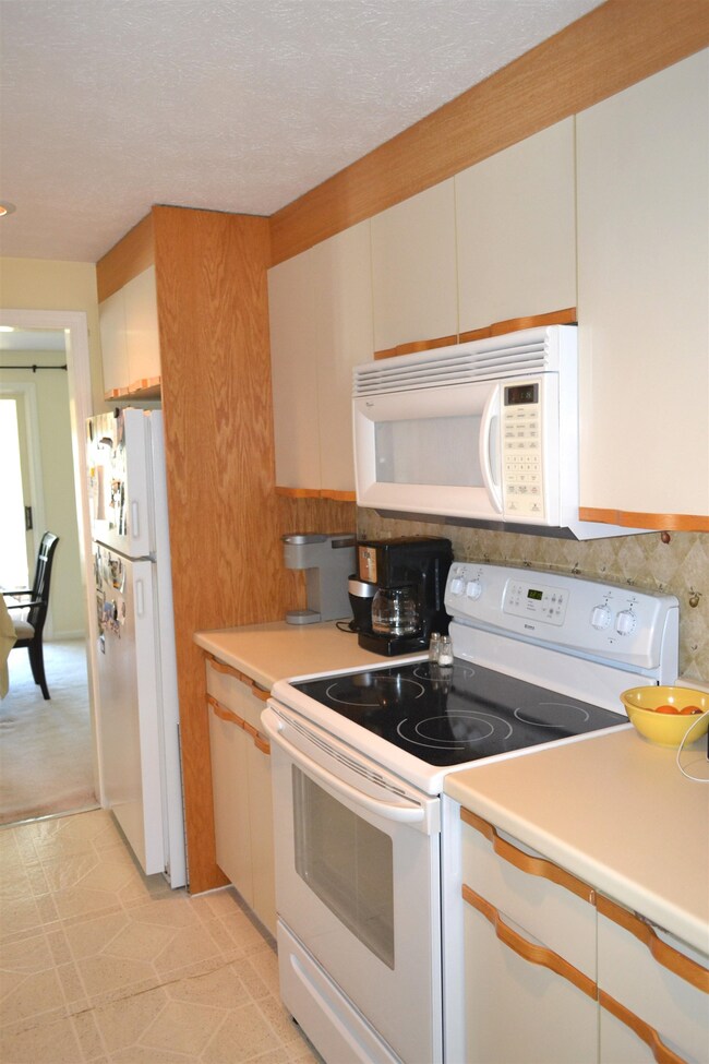 375 Winding Pond Rd, Londonderry, NH 03053 - photo 4