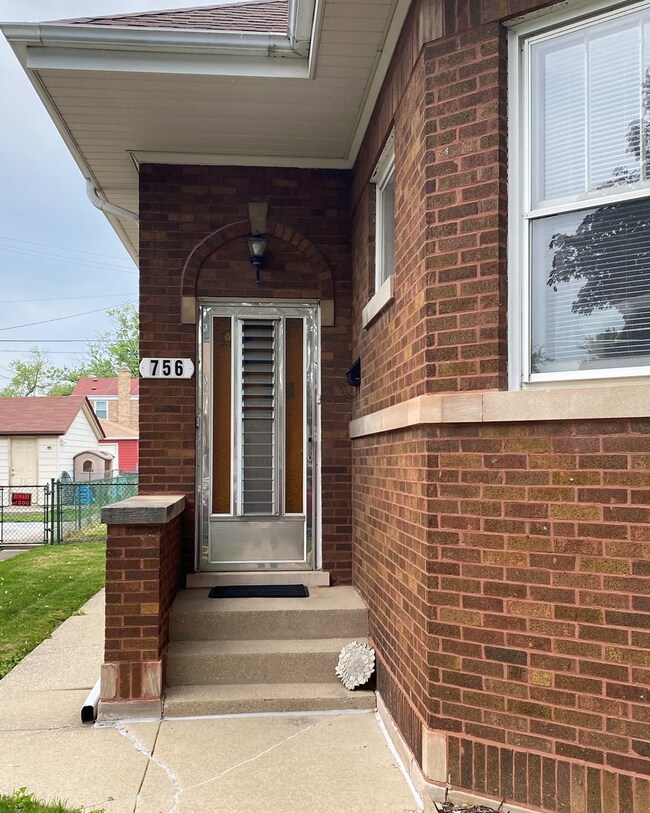 756 Newcastle Ave, Westchester, IL 60154 - photo 3