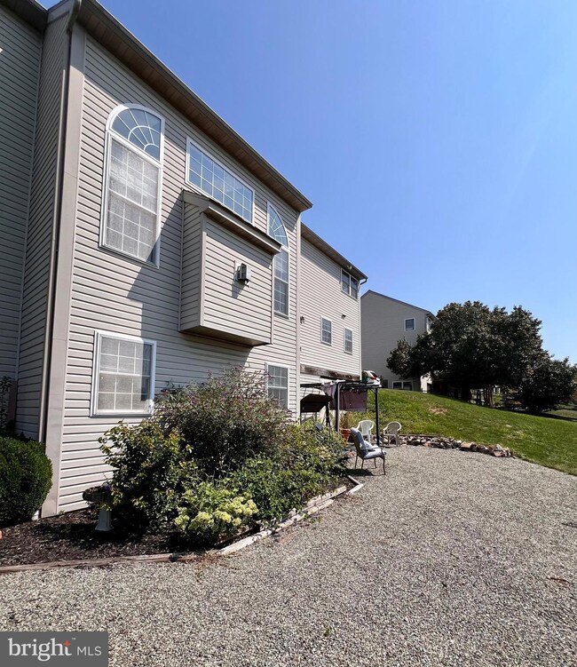 704 Farmingdale Dr, Douglassville, PA 19518 - photo 3