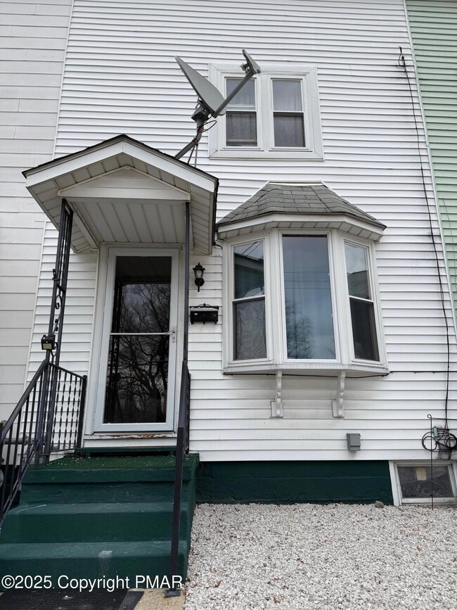 14 Linden St, Stroudsburg, PA 18360 - photo 4