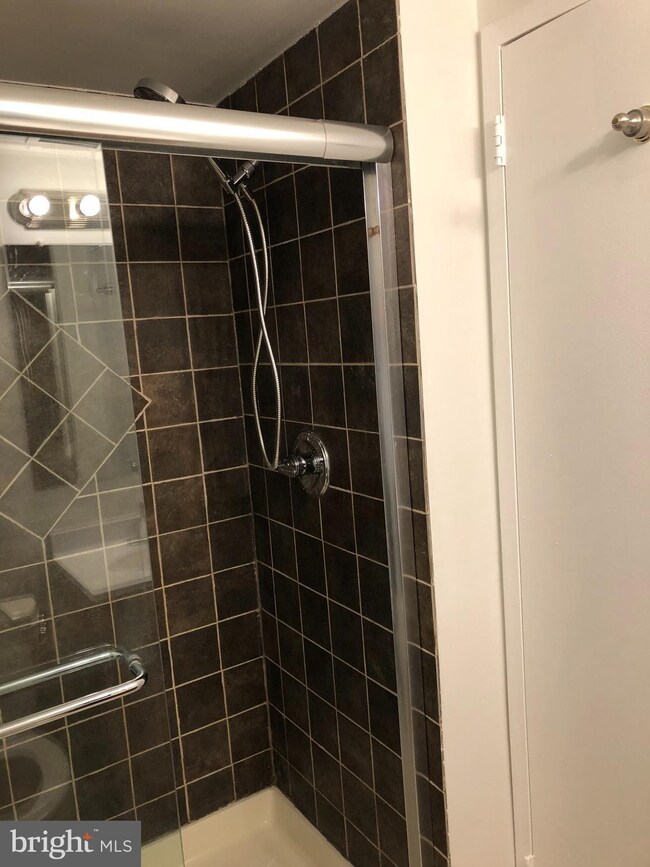 11617 Stoneview Square unit 22C, Reston, VA 20191 - photo 4