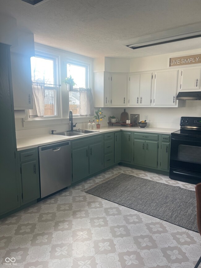 225 N Center St, Plainfield, IN 46168 - photo 4