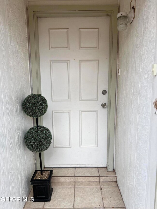 3432 Hickman St. A Entrance