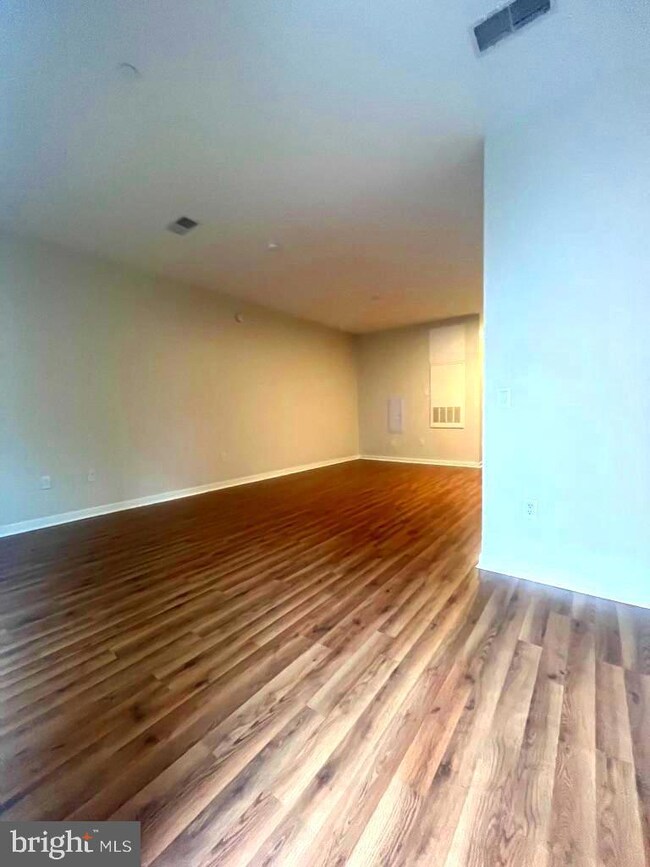 401 Race St unit D, Philadelphia, PA 19106 - photo 4