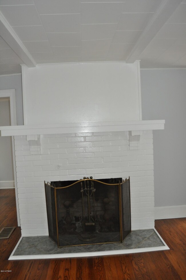 209 W Catherine St, Milford, PA 18337 - photo 5